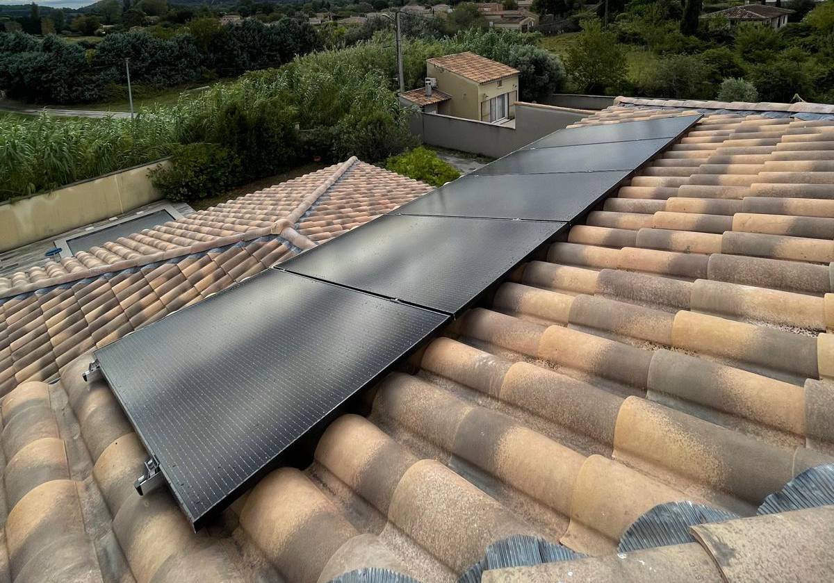 Installation de panneaux solaires sur un toit dans le Vaucluse