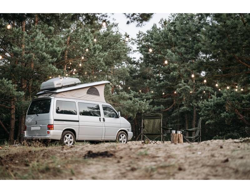 Installation de panneau solaire sur un van aménagé dans le Gard,