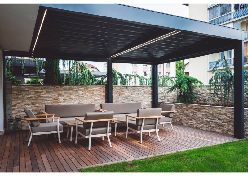 Pose de panneau solaire sur la terrasse d’appartement à Nimes