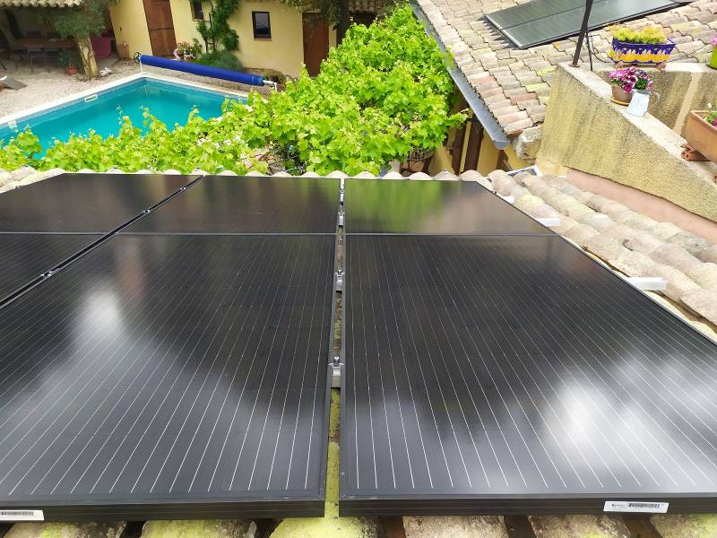 panneaux solaires installés sur tuiles dans le Gard