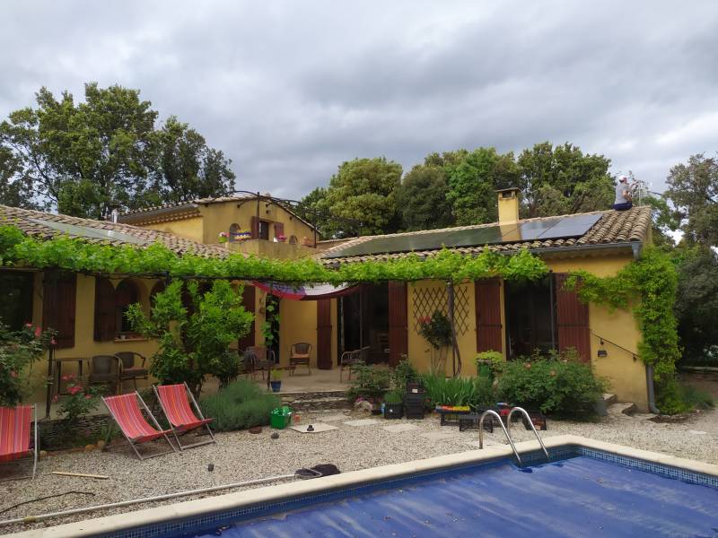 Exemple de pose de panneaux photovoltaïques en surimposition dans le 30