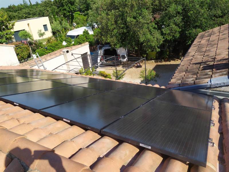 Pose de panneaux solaires sur une charpente métallique dans l’Hérault et le Sud de la France