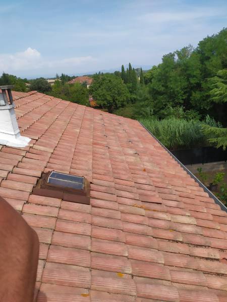 Pose de panneaux solaires en surimposition d'une toiture dans le Gard