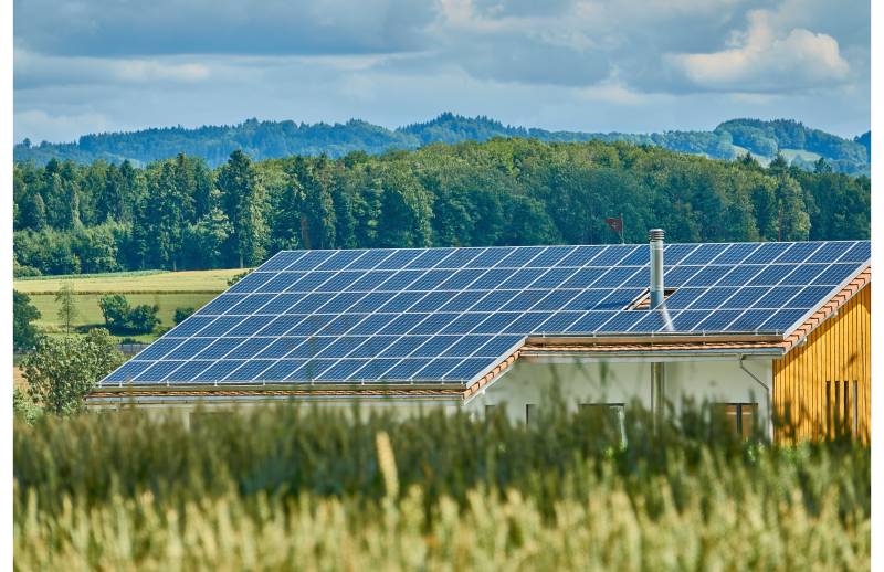 Pose de panneaux solaires sur un bâtiment en zone agricole dans le Vaucluse