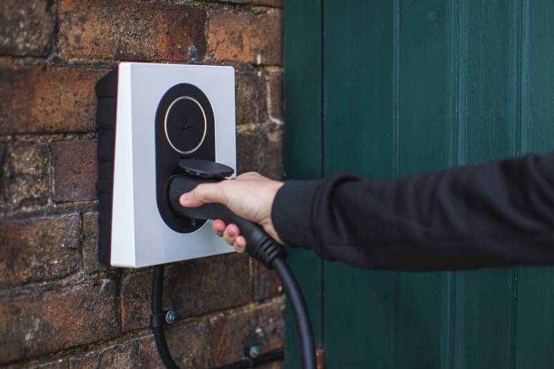 Pose de bornes de charge électriques à Nimes dans le Gard