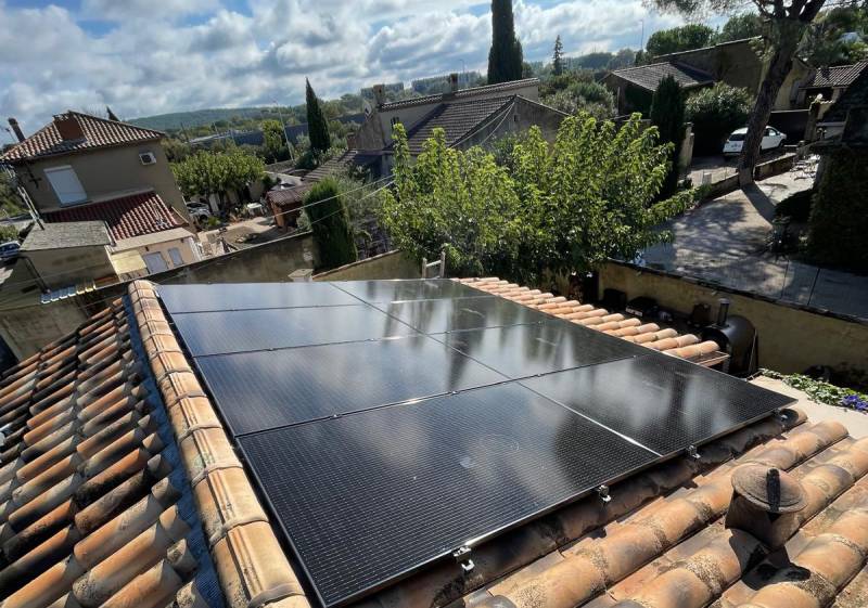 Installation de panneau solaire sur une toiture en tuile à Villeneuve lès Avignon et dans le Gard