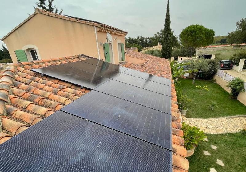 Installation de panneaux solaires en surimposition de toiture dans le Vaucluse