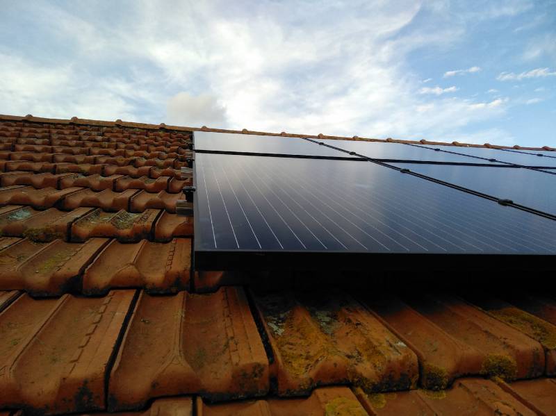 Installation à Sorgues dans le Vaucluse de panneaux solaires et batterie et ballon thermodynamique inova technologies