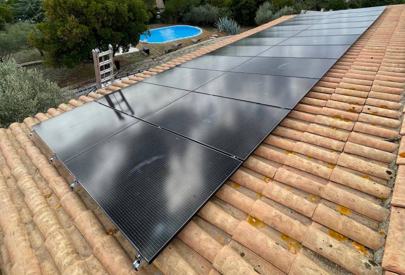 Entreprise RGE photovoltaique à côté de Sorgues, pour la pose de panneau solaire sur un toit 4 pentes